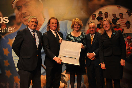 Miguel Ángel Jiménez recibe el homenaje rodeado del presidente de la Federación, Gonzaga Escauriaza, Esperanza Aguirre, presidenta de la Comunidad y Ángel Gallardo, vicepresidente del Circuito Europeo. Garrido fotógrafos.