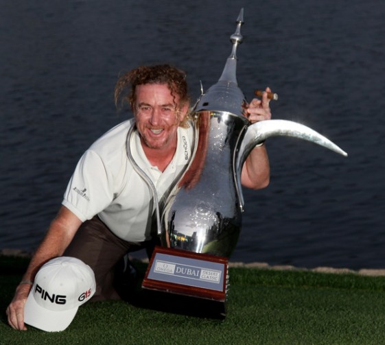 Miguel bromea con el trofeo ante los fotógrafos después de ganar en Dubai.