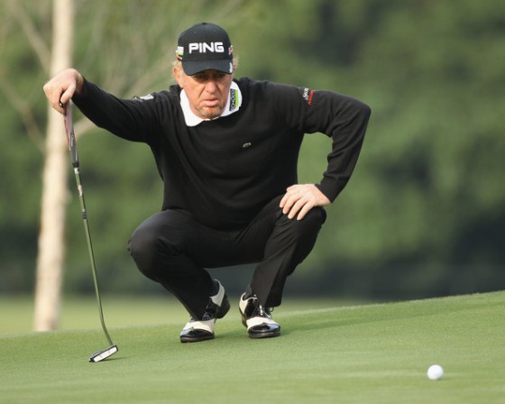 Miguel Ángel Jiménez estudia hoy un putt en la segunda vuelta en Hong Kong.