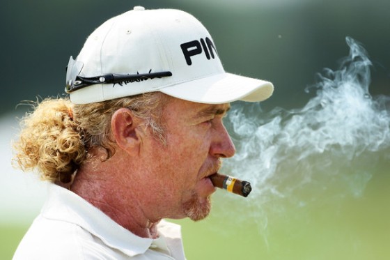 Miguel Ángel Jiménez, con su clásica imagen fumando durante la vuelta de prácticas en el PGA.