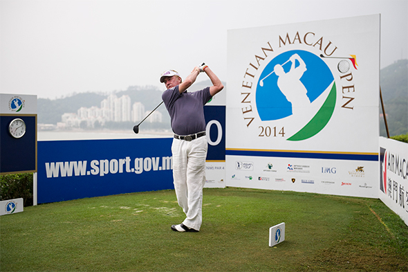 Miguel Ángel Jiménez pega un golpe de salida durante la primera jornada del Venetian Macau Open. Golf, Venetian Macau Golf Open 2014, Miguel Ángel Jiménez, Asian Tour,