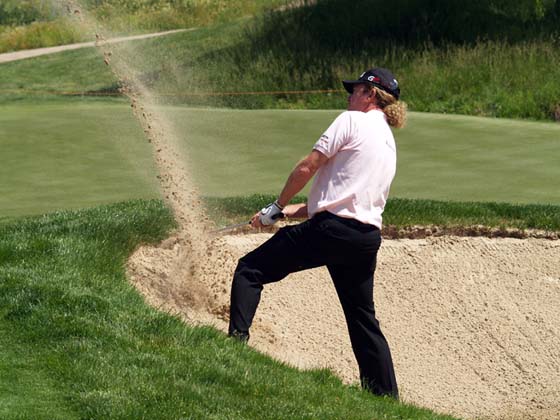Miguel Ángel Jiménez hace una sacada de búnker espectacular hoy durante el Pro-Am.
