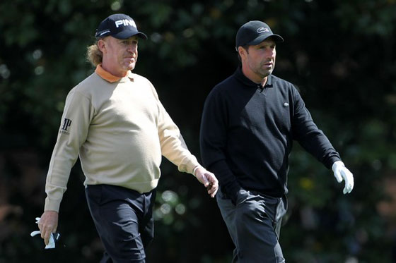Miguel Ángel Jiménez y José María Olazábal, durante la vuelta de prácticas del martes en Augusta.