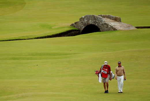 Miguel Ángel Jiménez camina hacia el green del 18 en su última vuelta al Old Course.