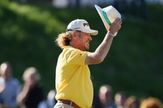 Miguel Ángel Jiménez saluda al público en el Open de España de 2009.