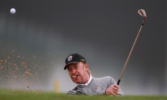 Miguel Ángel Jiménez saca de búnker durante la vuelta de prácticas de hoy en Celtic Manor.