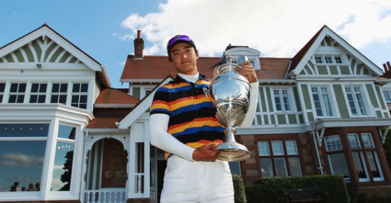 Jin Jeong posa con el trofeo de campeón del British Amateur en Muirfield este fin de semana.