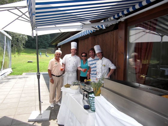 Juanje Quirós, junto a su padre, en Suiza, con los cocineros.