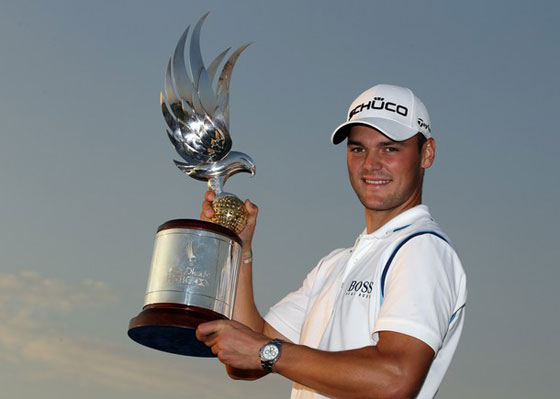 Kaymer, imperial, posa con el trofeo conquistado hoy en Abu Dhabi.