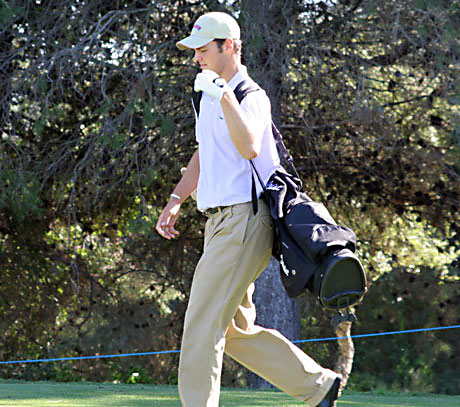 Martin Kaymer, en 2007, se pasea por Valderrama durante la vuelta de prácticas con la bolsa al hombro.