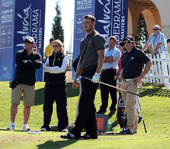 Kaymer, hoy, trabaja en el campo de prácticas rodeado de personas para analizar su swing al detalle.