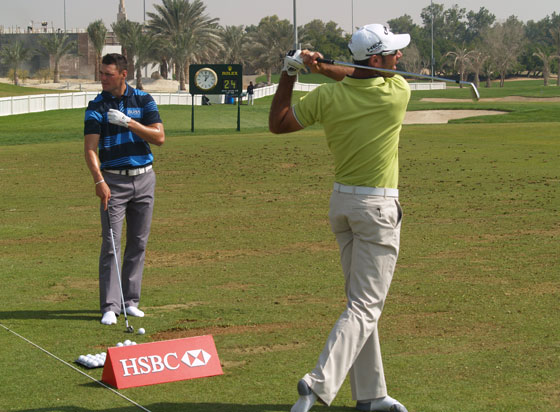 Martin Kaymer y Álvaro Quirós, esta mañana dando bolas en el campo de prácticas descalzos...