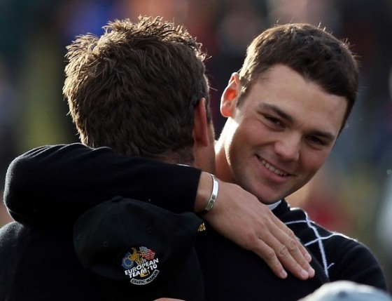Martin Kaymer y Lee Westwood se abrazan tras ganar su punto en la Ryder ante Johnson y Mickelson.