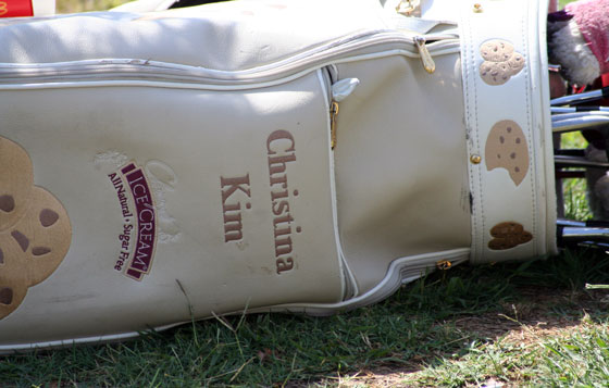 Un detalle de la divertida bolsa que lleva la jugadora norteamericana de origen asiático.