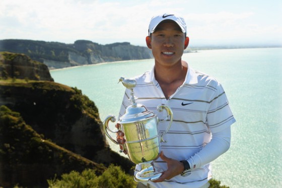 Anthony Kim posa con el trofeo conseguido hoy en el Kiwi Challenge.