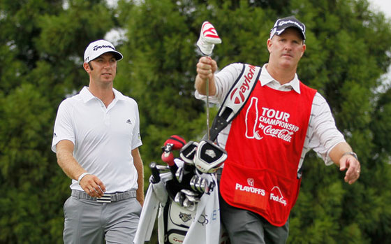 Joe LaCava, con la bolsa de Dustin Johnson la semana pasada en el The Tour Championship.