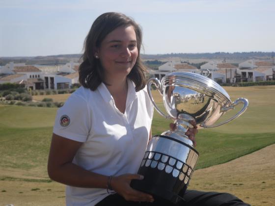 Lampert posa con el trofeo que la acredita como campeona de la Copa de la Reina.