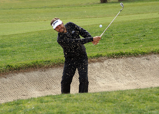 Lara saca de búnker en el hoyo 9 de El Parador durante el Pro-Am de hoy.