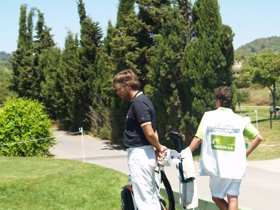 José Manuel Lara, durante el minuto de silencio que se ha guardado en Pula Golf.