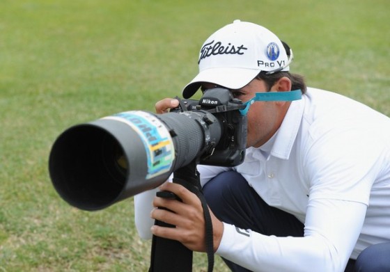 Pablo Larrazábal bromea con la cámara de un fotógrafo profesional durante el British Open.