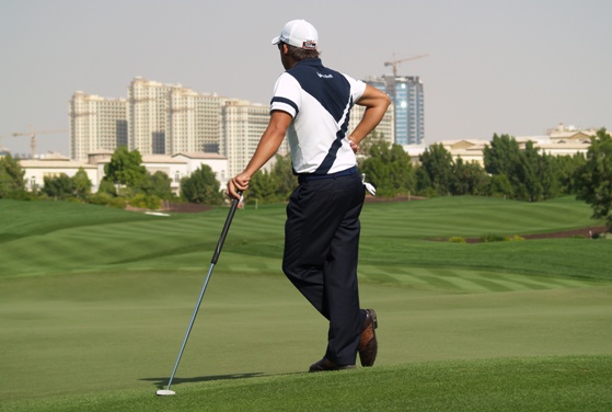 Pablo Larrazábal, con el skyline de Dubai al fondo en el hoyo 8 del Earth Course.