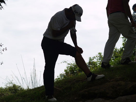 Pablo Larrazábal se duele de su rodilla izquierda poco después de pegar la salida en el tee del 7.