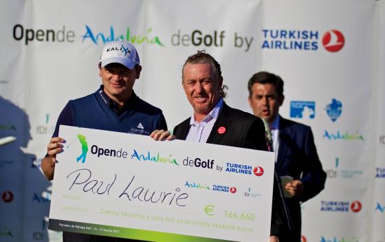 Paul Lawrie posa con el cheque de ganador del Open de Andalucía en 2011.
