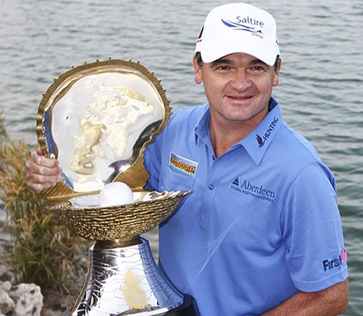 Paul Lawrie posa con el trofeo de campeón del Qatar Masters 2012.
