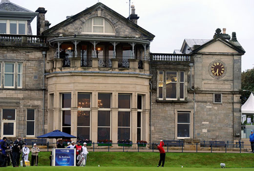 Paul Lawrie pega el primer tiro del British Open desde el tee del 1 a las 7,30.