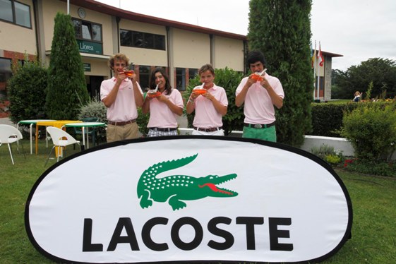 Los ganadores en la Llorea posan con los trofeos.