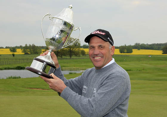 Bill Longmuir, con el trofeo de ganador del Handa.