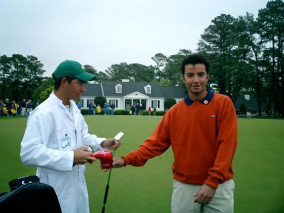 Pablo Larrazábal, a la izquierda con el clásico mono blanco de caddie de Augusta, coge el putter de manos de su hermano Álex en 2003. Foto cedida por Pablo Larrazábal.