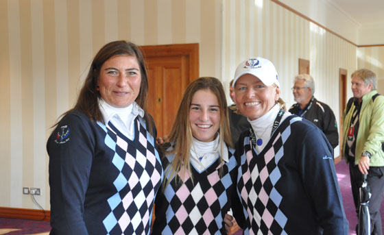 Luna Sobrón posa con las capitanas de la Solheim Cup Junior. Foto de Marcos Sobrón.