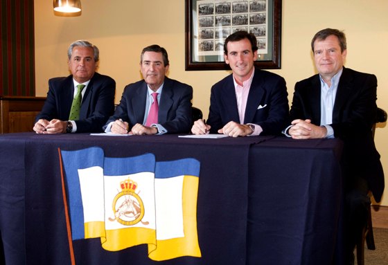 De izquierda a derecha, Javier Calderón, gerente de la Real Sociedad Hípica, Luis Díaz Redondo, presidente de la RSHECC, Gonzalo Fernández Castaño, presidente GFC y Carlo Cutropía, director general de GFC.