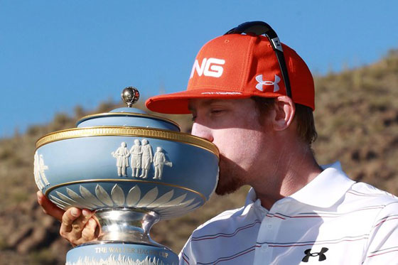 Hunter Mahan besa el trofeo de campeón del WGC Accenture 2012.
