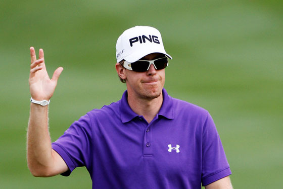 Hunter Mahan saluda a la grada durante la última vuelta en el WGC Bridgestone.