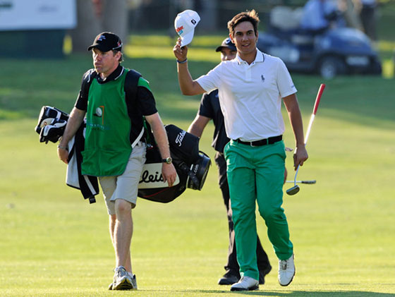 Matteo Manassero saluda al público en el hoyo 18 del Club del Mediterráneo hace dos años cuando ganó en Castellón.