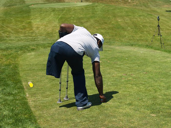 Manuel de los Santos coloca la bola en el tee durante el Pro-Am.
