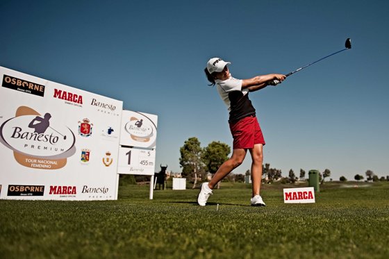 María Hernández pega el golpe de salida en el Pro-Am. Foto de ElMarcoRojo.