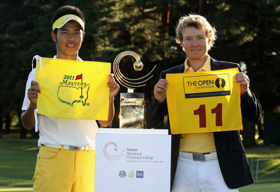 Hideki Matsuyama posa con una bandera del Masters y Macmanus lo hace con una del British Open.