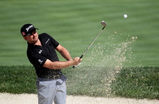 Graeme McDowell saca de búnker durante la ronda de prácticas en Congressional.