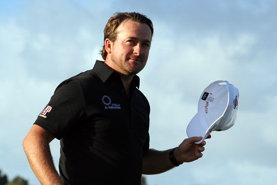 Graeme McDowell saluda al público durante la ceremonia de entrega de premios en Valderrama.