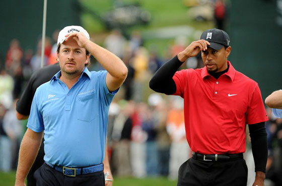McDowell y Tiger, justo después de que el europeo forzara el desempate en el Chevron. Al fondo, Stevie Williams coloca la bandera sin el peto puesto... Más abajo, no te pierdas el vídeo con la escena completa.