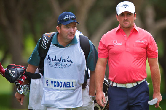 Graeme McDowell, camina junto a su caddie en la pasada edición del Andalucía Valderrama Masters.