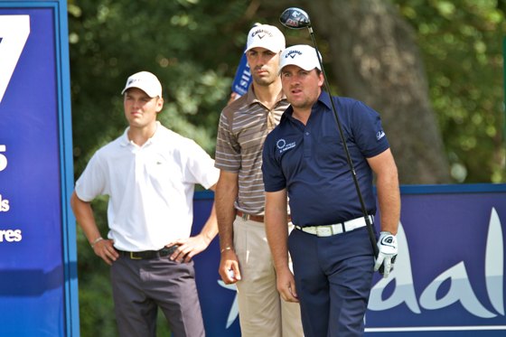 Graeme McDowell mira su bola tras pegarle desde el tee junto a Quirós y Kaymer. Golffoto.