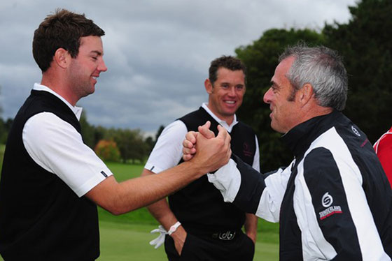Paul McGinley felicita a Jamieson y Westwood tras ganar su punto en el greensome.