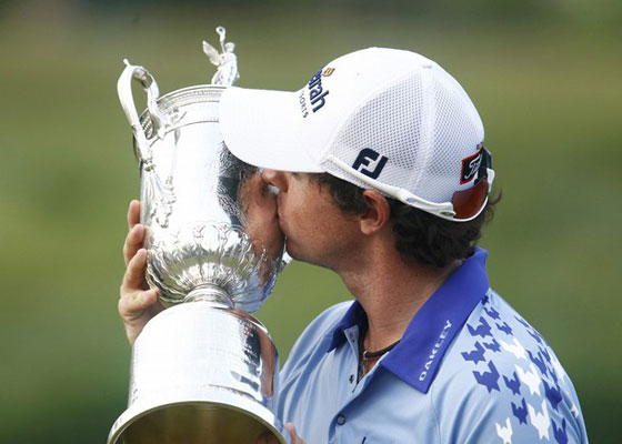 Rory McIlroy besa el trofeo de campeón del US Open en el Congressional.