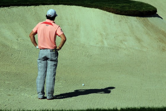Rory McIlroy estudia un golpe desde un búnker en la tercera vuelta del Dubai World Championship.