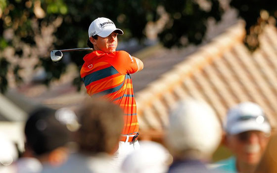 Rory McIlroy pega su golpe de salida en el hoyo 14 hoy en el PGA National.