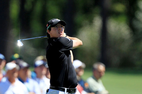 McIlroy pega su golpe de salida en el emblemático hoyo 12 de Augusta.